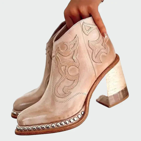Botas de cuero con bordado
