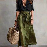 Vera™ | Conjunto de Dos Piezas: Camiseta Negra y Falda Midi en Verde Oliva